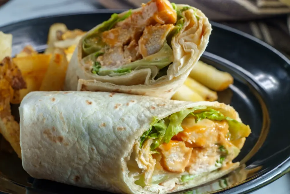 Wraps met kip, avocado en frisse yoghurtdressing